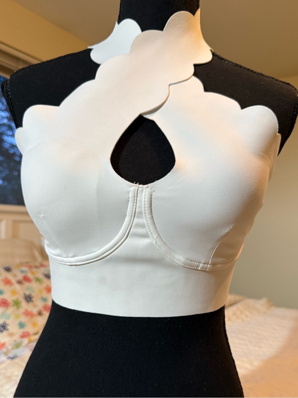 Scalloped Cutout White Crop Top women size S
Pre-owned in good condition + gift